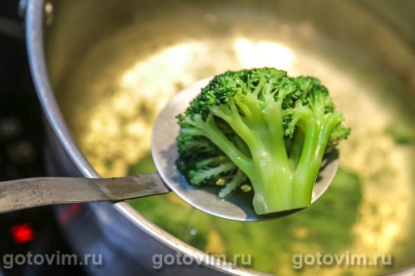 Поке-боул с бобами эдамаме, брокколи и авокадо Поке-боул с бобами эдамаме, брокколи и авокадо