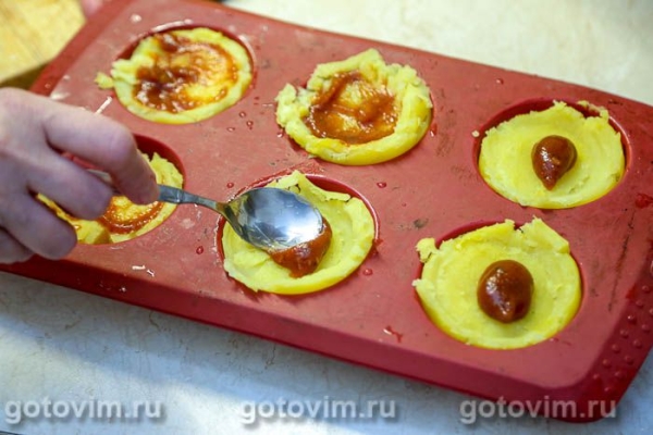 Мятая картошка, запеченная с колбасой чоризо и сыром