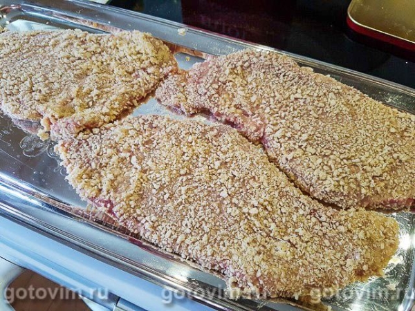 Венский шницель с анчоусовым маслом и салатом Венский шницель с анчоусовым маслом и салатом