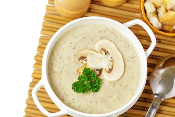 Крем-суп из шампиньонов с картофелем и сметаной Крем-суп из шампиньонов с картофелем и сметаной