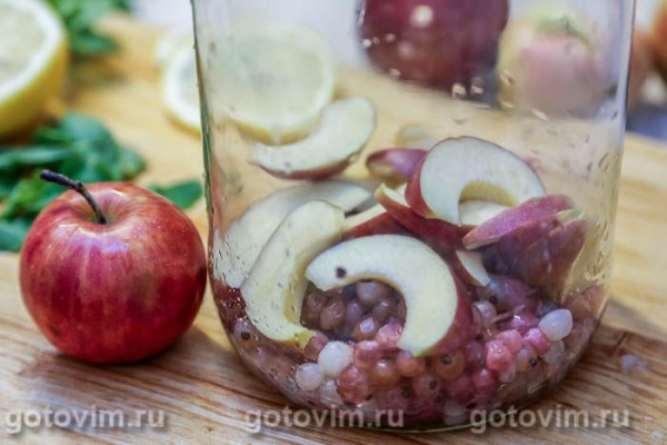 Компот мохито с яблоками, мятой и розовой смородиной