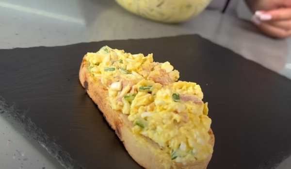 Намазка на хлеб за 5 минут. Простой, но очень вкусный рецепт: готовлю на завтрак каждый день Намазка на хлеб за 5 минут. Простой, но очень вкусный рецепт: готовлю на завтрак каждый день