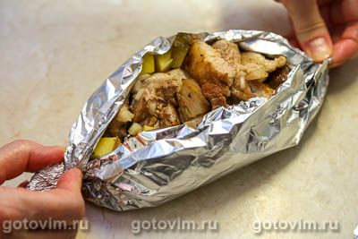 Свинина с картофелем в лодочках из фольги