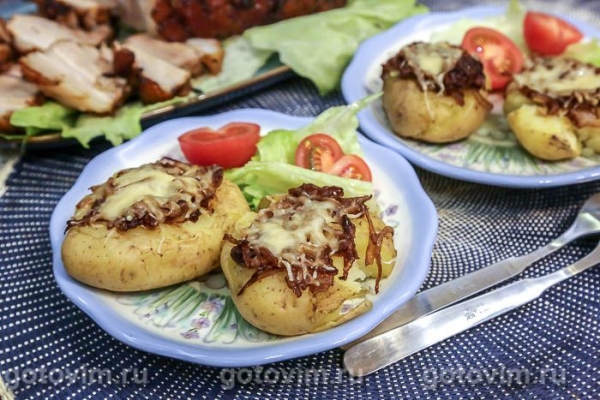 Мятый картофель с жареным луком и сыром Мятый картофель с жареным луком и сыром