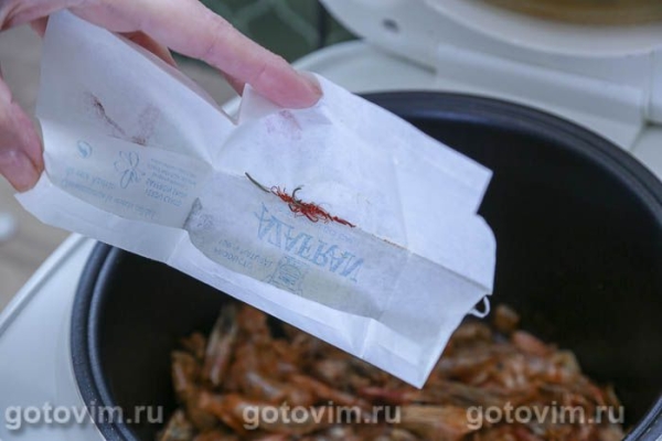 Паэлья с креветками, копченостями и зеленым горошком в мультиварке
