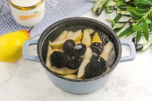 Компот из груш и чернослива Компот из груш и чернослива