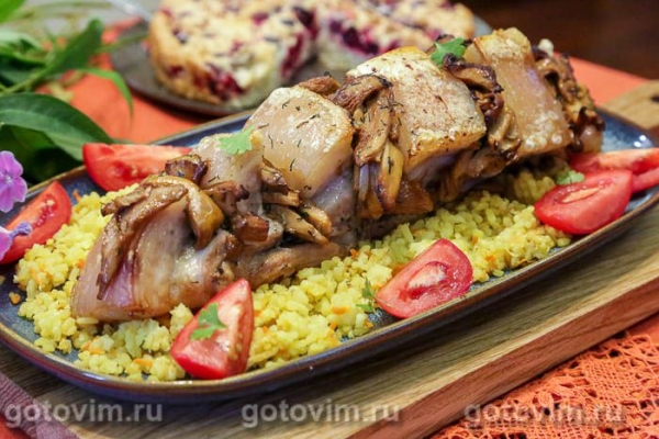 Запеченная грудинка с лисичками в «кармашках» Запеченная грудинка с лисичками в «кармашках»