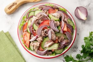 Салат с тунцом, огурцом и помидором Салат с тунцом, огурцом и помидором