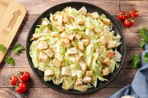 Салат "Цезарь" с креветками классический простой Салат "Цезарь" с креветками классический простой