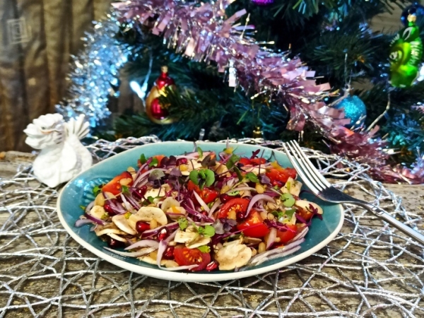 Салат из свежих шампиньонов с помидорами черри