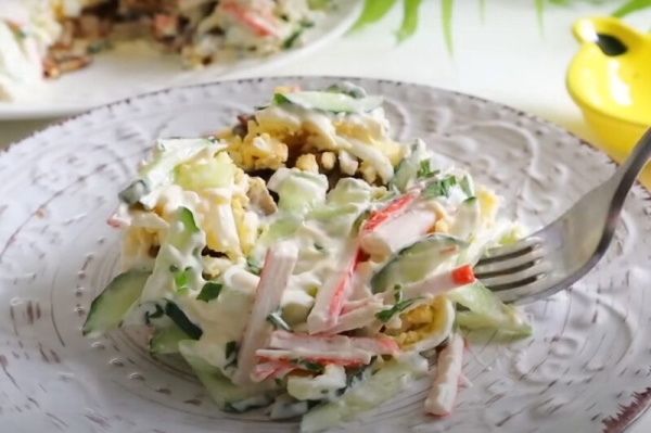 Салат «Алёнушка». Безумно вкусный салат с крабовыми палочками: рецепт за 15 минут