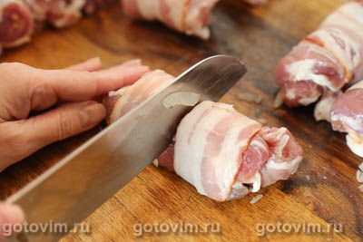 Шашлык из мясных рулетиков с беконом