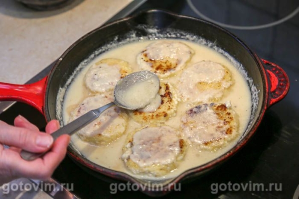 Сырники с изюмом, тушенные с медом и сметаной Сырники с изюмом, тушенные с медом и сметаной
