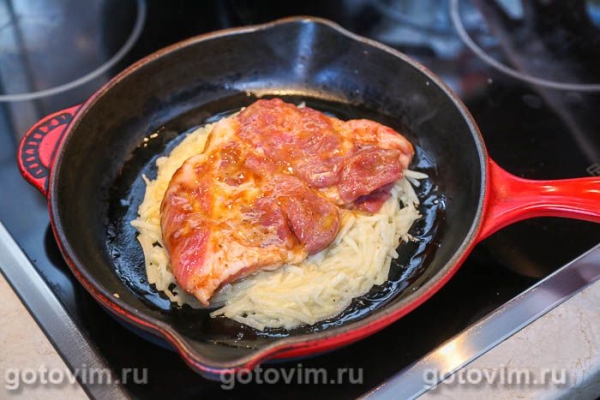 Свинина «Медвежья лапа» с начинкой из сладкого перца с чили и моцареллой Свинина «Медвежья лапа» с начинкой из сладкого перца с чили и моцареллой