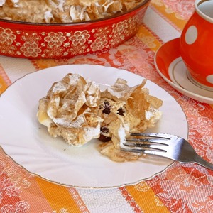 Блинная запеканка с творогом и вишней