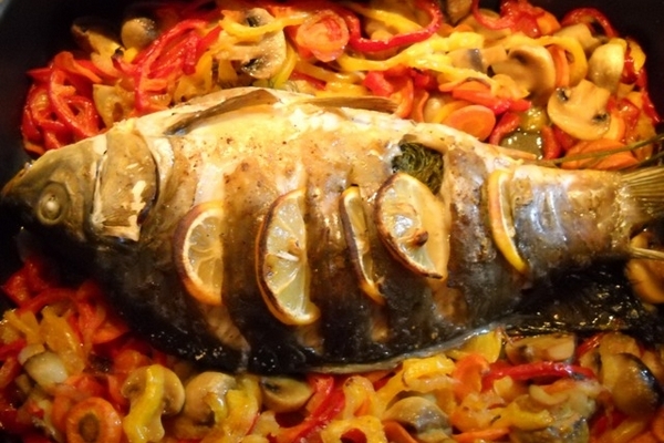 Карп с овощами под майонезом в духовке