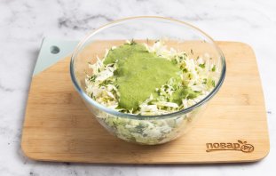 Салат из капусты с зеленой заправкой Салат из капусты с зеленой заправкой