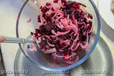 Салат из консервированного тунца со свеклой и плавленым сырком