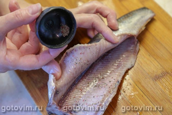 Сельдь, жаренная с помидорами, сливами и чесноком в соевом соусе Сельдь, жаренная с помидорами, сливами и чесноком в соевом соусе