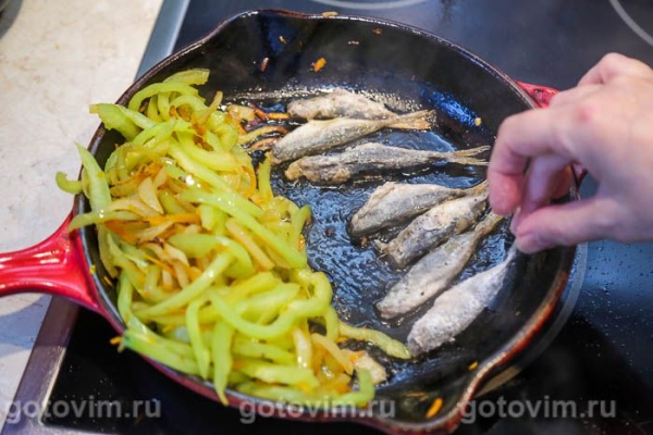 Черноморская ставридка, жаренная с овощами