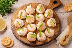 Канапе с креветкой на крекере Канапе с креветкой на крекере