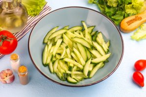 Салат с кальмаром, огурцом и яблоком