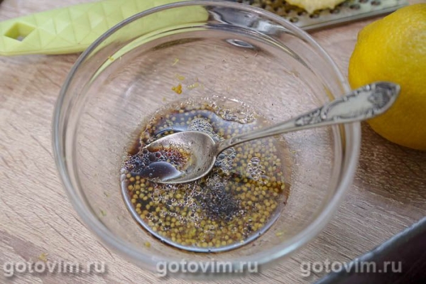 Свиная грудинка с горчицей, лимоном и мятой в духовке