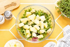 Салат с ананасом и сыром