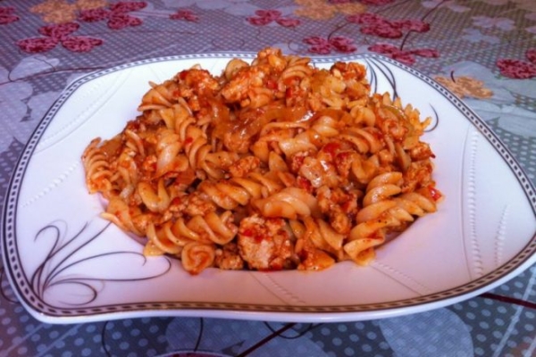 Макароны по-флотски с говяжьим фаршем в томатном соусе Макароны по-флотски с говяжьим фаршем в томатном соусе