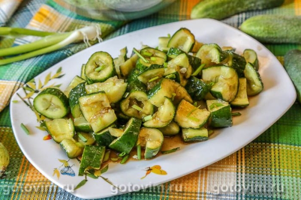 Битые огурцы с соевым соусом и чили