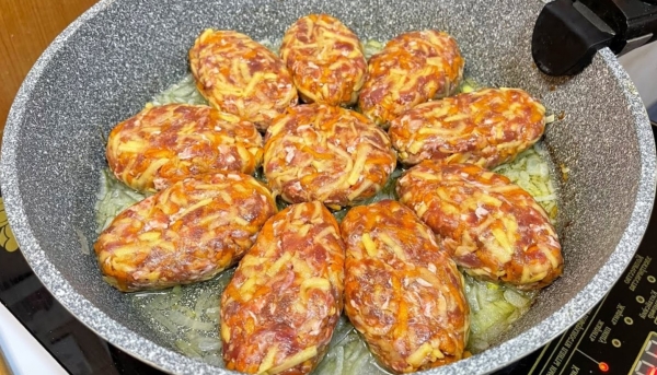 Беру фарш и картофель. Свекровь поделилась вкусным рецептом из 90-х, мужу теперь готовлю только так Беру фарш и картофель. Свекровь поделилась вкусным рецептом из 90-х, мужу теперь готовлю только так