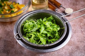 Салат с курицей и рукколой Салат с курицей и рукколой