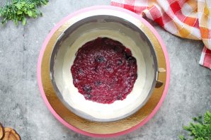 Шоколадный торт с малиной и голубикой