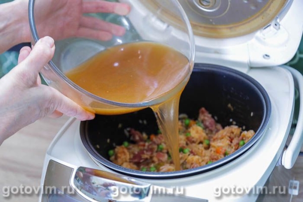 Паэлья с креветками, копченостями и зеленым горошком в мультиварке