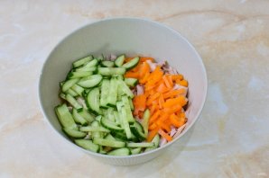 Салат гусарский с копченой курицей Салат гусарский с копченой курицей