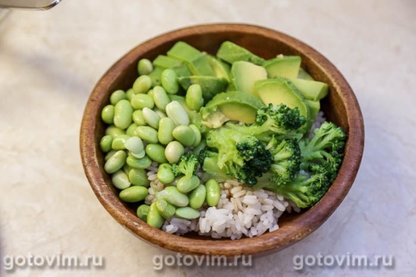 Поке-боул с бобами эдамаме, брокколи и авокадо Поке-боул с бобами эдамаме, брокколи и авокадо