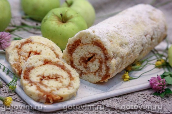 Бисквитный рулет с тертыми яблоками Бисквитный рулет с тертыми яблоками
