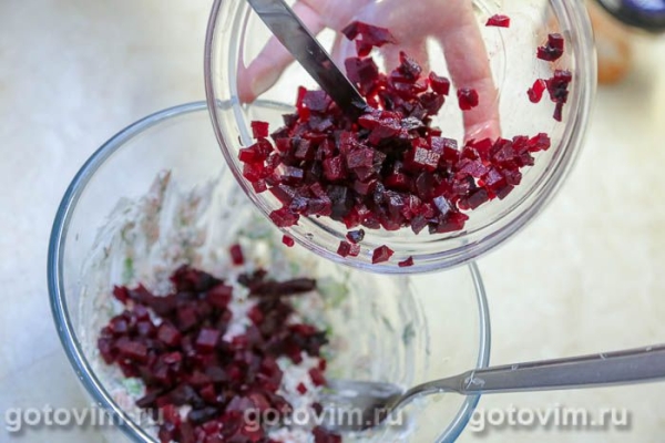 Тартинки с красной рыбой, творожным сыром и свеклой