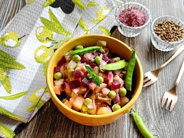 Винегрет с солеными груздями и свежим горошком Винегрет с солеными груздями и свежим горошком