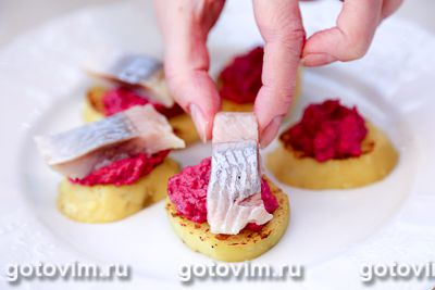 Тартинки из картофеля с соленой сельдью и свеклой Тартинки из картофеля с соленой сельдью и свеклой