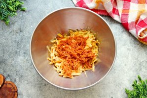 Салат с курицей, омлетом и корейской морковью Салат с курицей, омлетом и корейской морковью