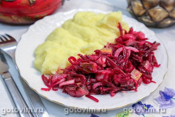 Салат из маринованной свеклы с сельдью