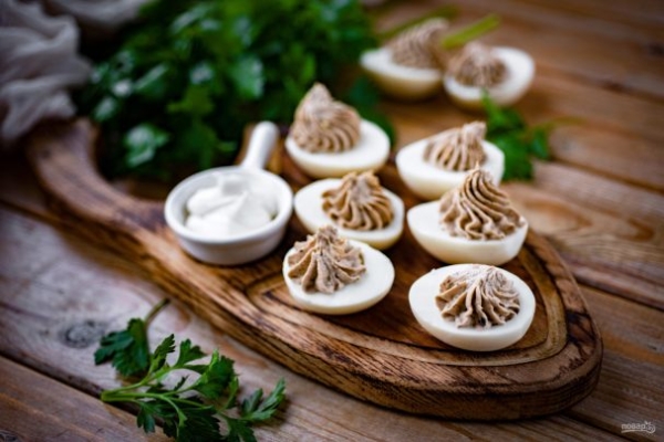 Яйца фаршированные шпротами Яйца фаршированные шпротами