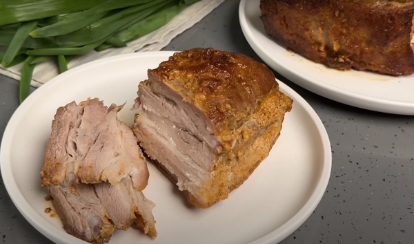 Подсели на мясо по этому рецепту. Сочная грудинка в духовке: можно взять самое недорогое мясо