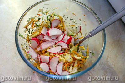 Бургер с мини-колбасками и овощным салатом