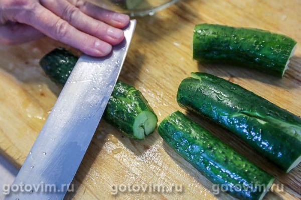 Битые огурцы с соевым соусом и чили