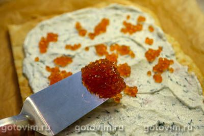 Заварной рулет с красной икрой и сырным кремом Заварной рулет с красной икрой и сырным кремом