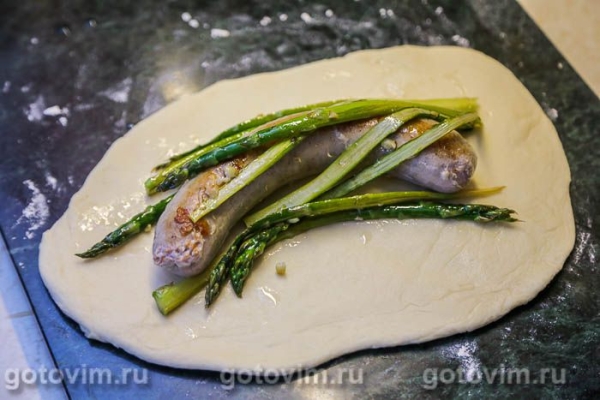 Пирог-плетенка с колбаской для жарки и спаржей с чесноком Пирог-плетенка с колбаской для жарки и спаржей с чесноком