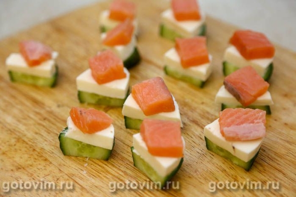 Канапе с красной рыбой, огурцом и сыром моцарелла Канапе с красной рыбой, огурцом и сыром моцарелла