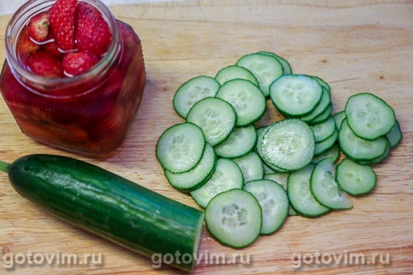 Салат из соленой клубники и огурцов